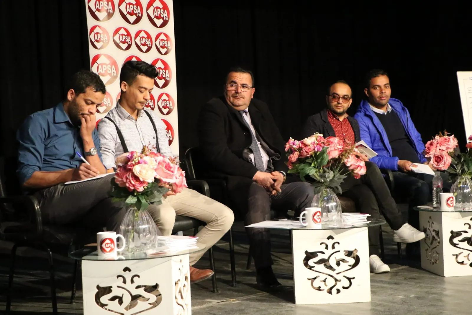Débat public organisé par Radio Capsa FM, intervenants sur scène
