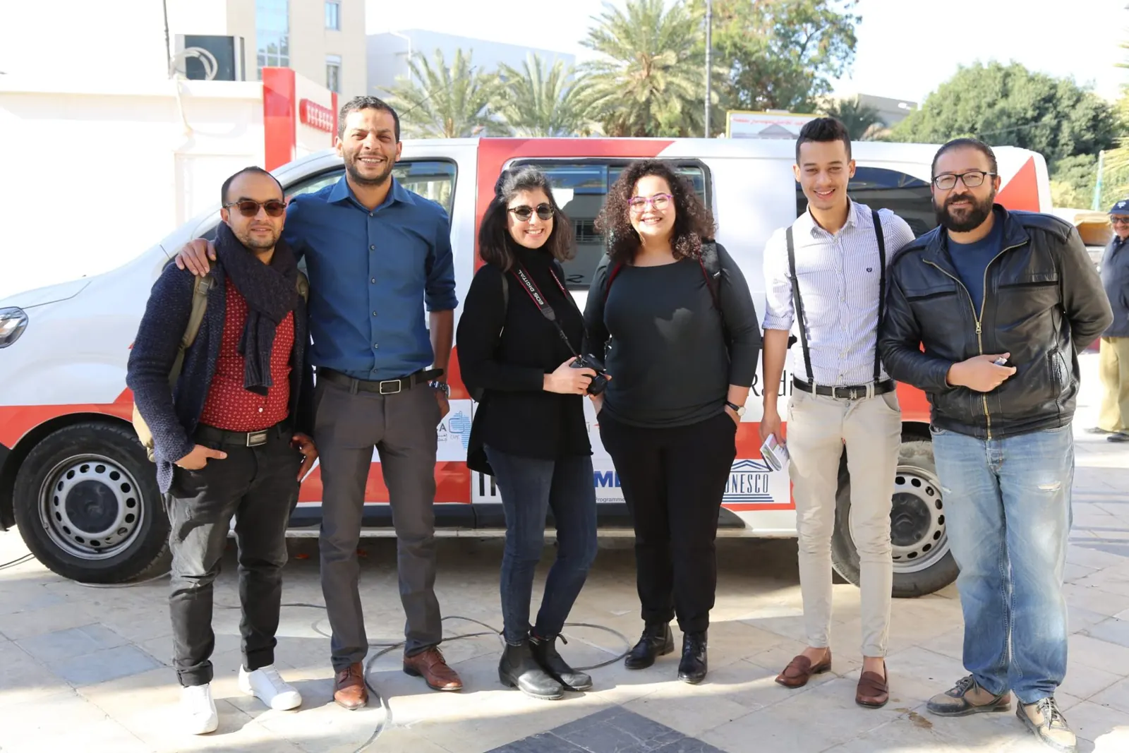 L'équipe de Radio Capsa FM devant le véhicule de la radio, au centre-ville de Gafsa